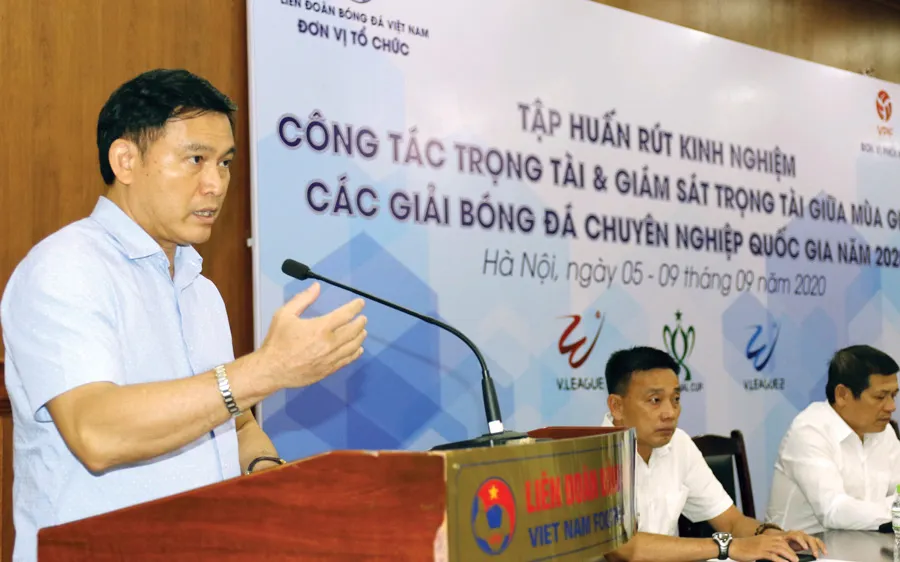 Ông Trần Anh Tú chỉ đạo ở một khóa bồi dưỡng trước thềm mùa bóng 2021. Ảnh: P.NGUYỄN