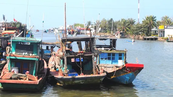 Khắc phục tình trạng tàu cá mắc cạn ở cửa biển Khánh Hội