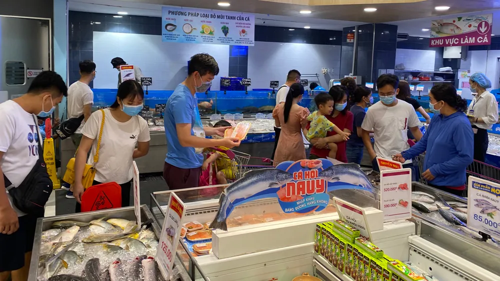 Người tiêu dùng mua thủy sản khuyến mãi tại một siêu thị ở TPHCM. Ảnh: CAO THĂNG