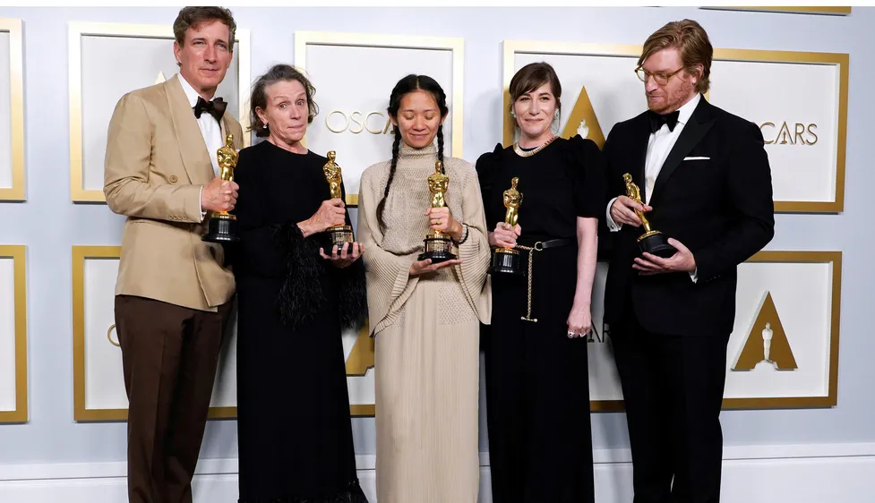 Đoàn phim Nomadland nhận tượng vàng Oscar. Ảnh: Reuters