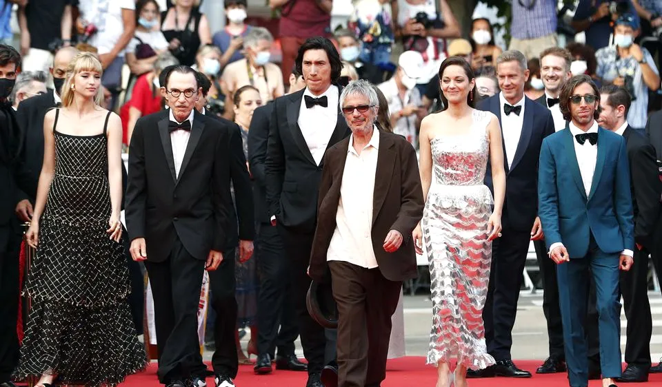 Đoàn phim Annette - bộ phim được chọn trình chiếu mở màn LHP Cannes 2021. Ảnh: REUTERS