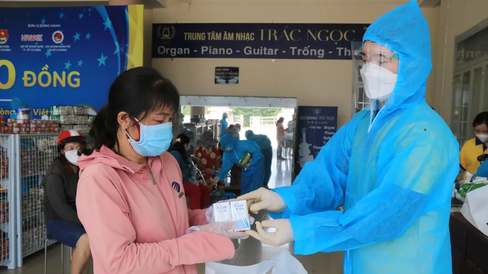 Người TPHCM đi "Siêu thị 0 đồng': Mua nhanh, xách về không nổi