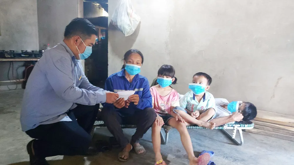 Trao hỗ trợ cho gia đình ông Lê Vạn Hiệu