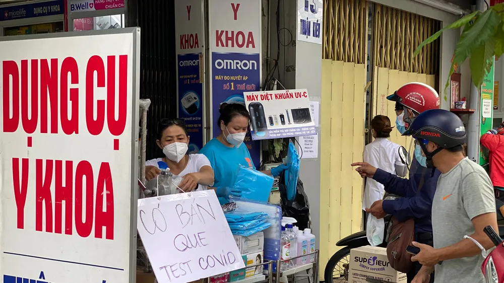 Mua bán dụng cụ y khoa tại cửa hàng trên đường Thuận Kiều, quận 5. Ảnh: CAO THĂNG