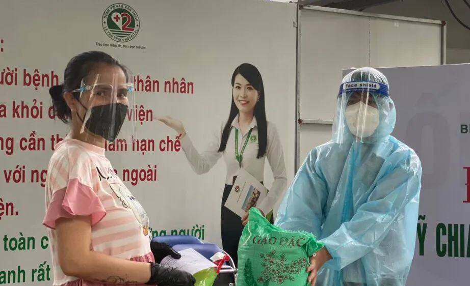 Thai phụ được nhận quà sau khi tiêm vaccine Covid-19 tại BV Lê Văn Thịnh