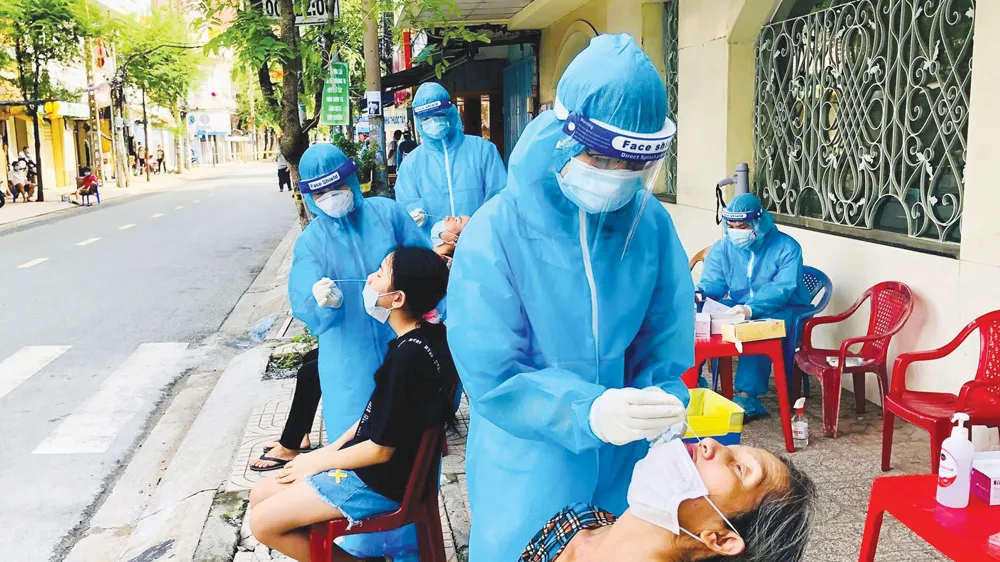 Tình nguyện viên các tỉnh vào tâm dịch