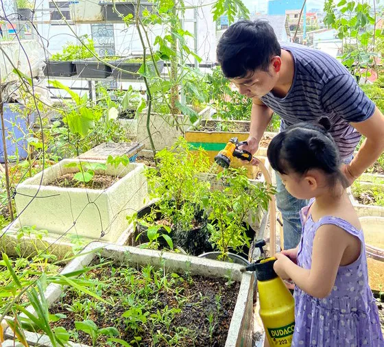 Nhân niềm vui ngày giãn cách