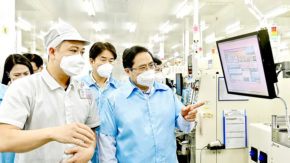 Thủ tướng Phạm Minh Chính thăm dây chuyền sản xuất của Samsung. Ảnh: VIẾT CHUNG