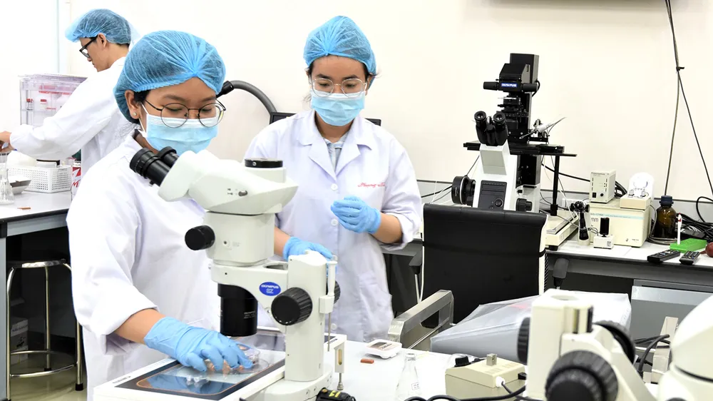 Sinh viên ngành Công nghệ sinh học Trường ĐH Quốc tế (ĐH Quốc gia TPHCM) thực hành tại phòng thí nghiệm 