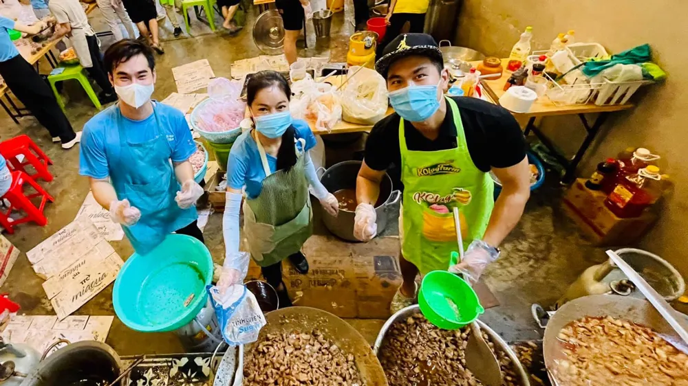 Anh Phạm Hữu Tình (phải) và nhóm nấu cơm thiện nguyện mùa dịch