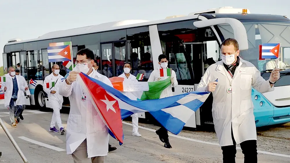 Chuyên gia Cuba về nước sau khi giúp Italy chống dịch 