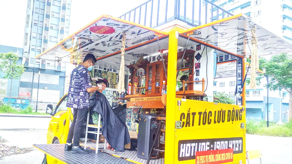 Nguyễn Mạnh Cường cắt tóc cho nhân viên y tế ở Bệnh viện dã chiến truyền nhiễm số 5D