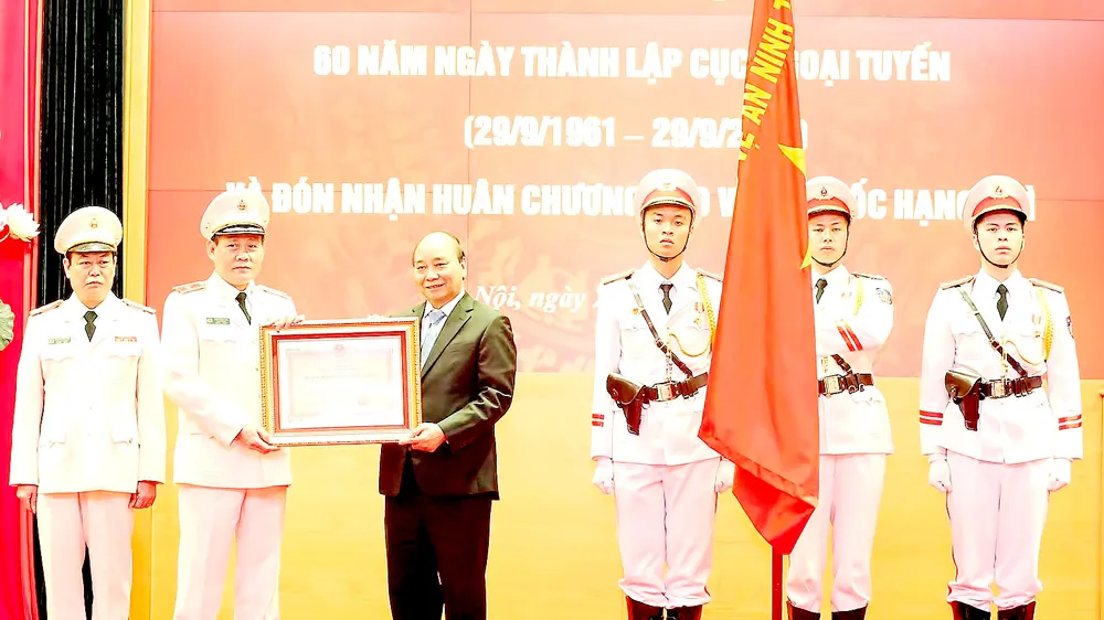 Chủ tịch nước Nguyễn Xuân Phúc trao Huân chương Bảo vệ Tổ quốc hạng nhì tặng Cục Ngoại tuyến, Bộ Công an. Ảnh: TTXVN