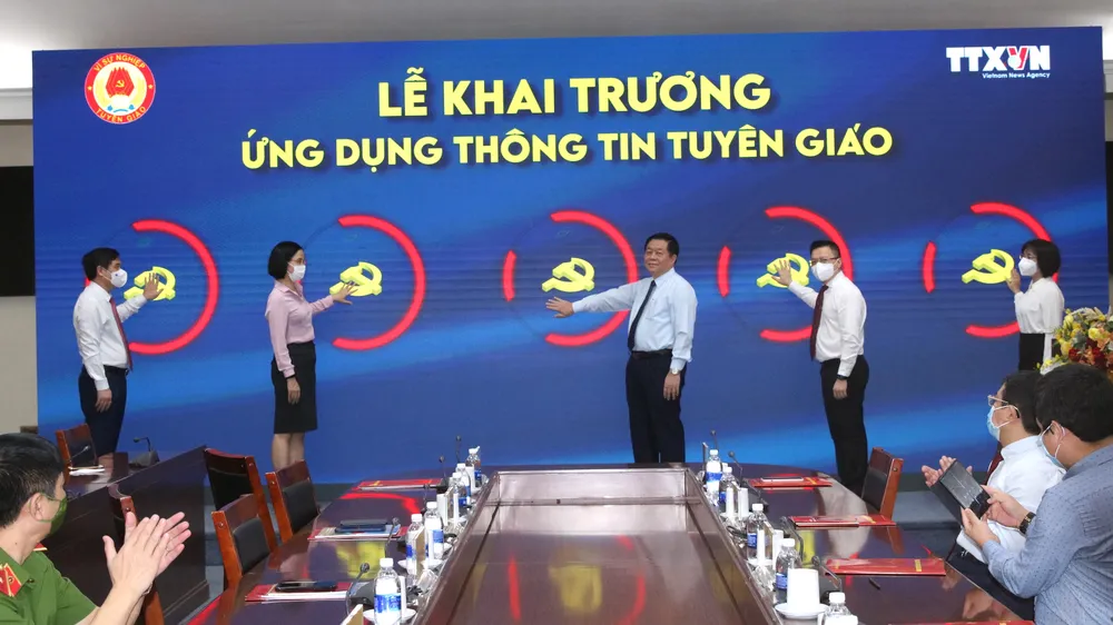 Khai trương ứng dụng “Thông tin Tuyên giáo”. Ảnh: tuyengiao.vn 