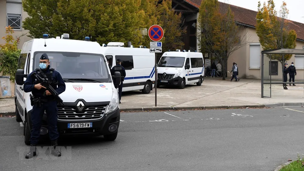 Cảnh sát gác tại trường trung học ở Conflans Saint-Honorine, Pháp vào năm 2020. Ảnh: AFP/TTXVN