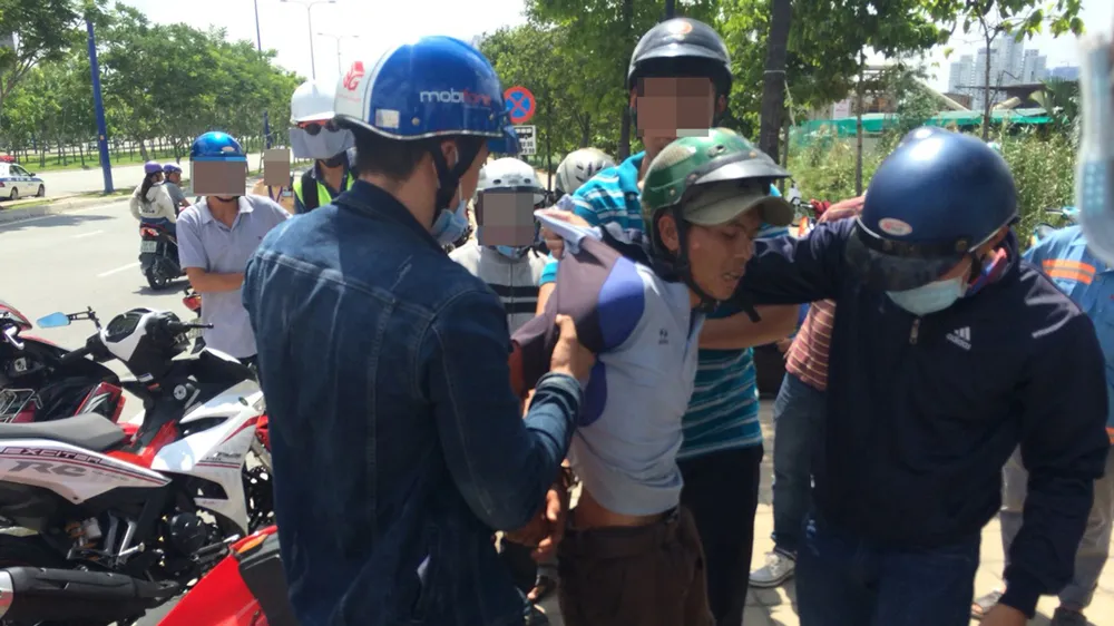 Công an TPHCM khống chế một đối tượng cướp giật