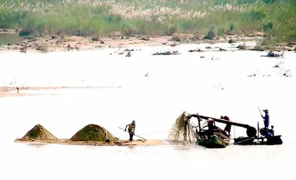 “Móc ruột” sông lấy cát giữa mùa lũ