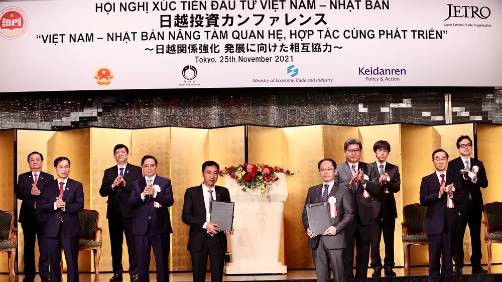 Ông Nguyễn Anh Tuấn, Chủ tịch Hội đồng thành viên Công ty TNHH quản lý khách sạn T&T và đại diện công ty Syskan trao biên bản hợp tác tư vấn xây dựng, quản lý, vận hành bệnh viện, nhà dưỡng lão chất lượng cao