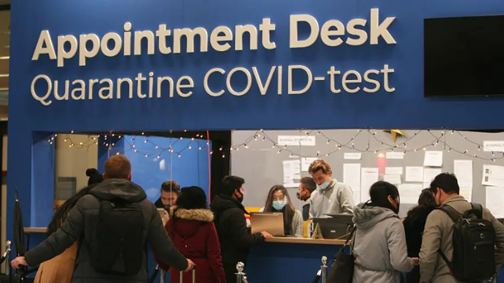 Du khách chờ xét nghiệm Covid-19 tại sân bay Schiphol, Amsterdam, Hà Lan 