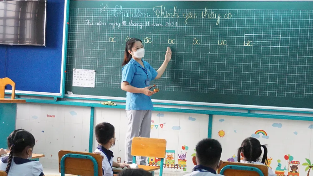 Cô Đỗ Trần Thanh Thi và học sinh lớp 1.1 Trường tiểu học Thạnh An, huyện Cần Giờ (TPHCM) trở lại trường học từ ngày 20-10. Ảnh: HOÀNG HÙNG