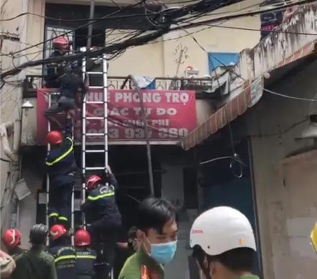 Cảnh sát cứu người bằng thang trong vụ cháy ngày 11-9 ở quận 10