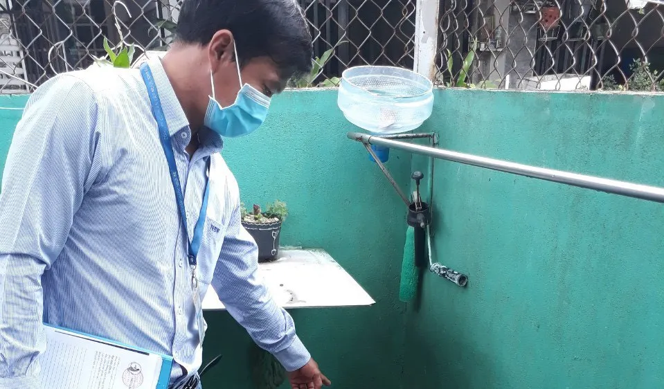  Nhân viên Công ty CP Cấp nước Nhà Bè kiểm tra đồng hồ nước của khách hàng sau giãn cách