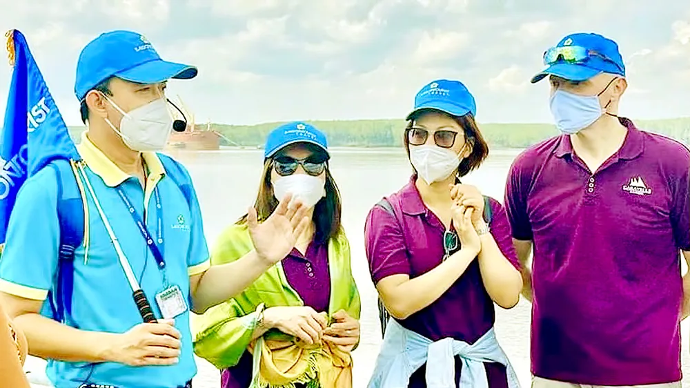Khách quốc tế sinh sống và làm việc tại TPHCM tham quan tour du lịch Cần Giờ, vào cuối tháng 10-2021