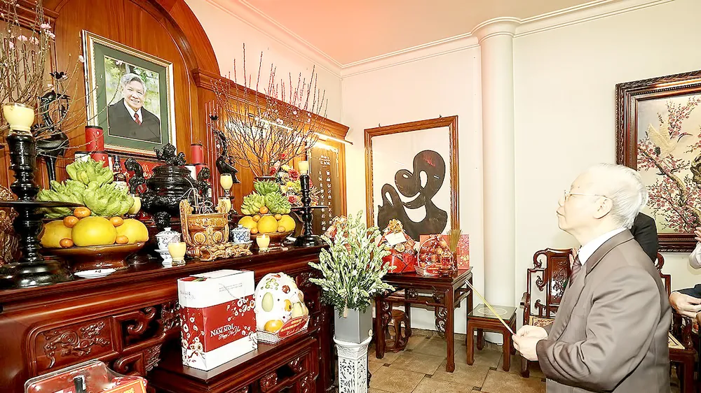 Tổng Bí thư Nguyễn Phú Trọng thắp hương tưởng niệm cố Tổng Bí thư Lê Khả Phiêu. Ảnh: TTXVN