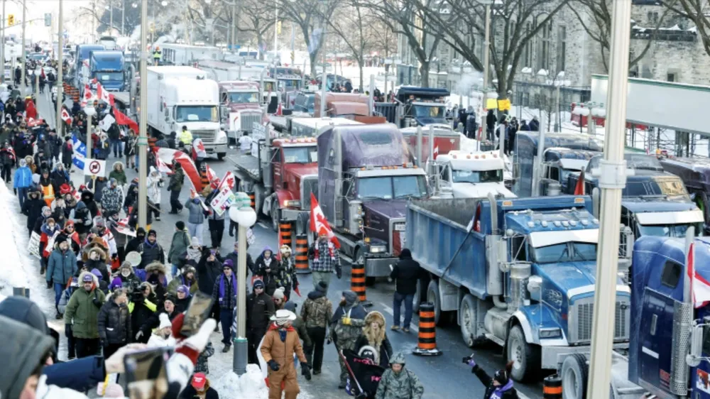 Xe tải đậu trên phố Wellington, gần Nhà Quốc hội ở Ottawa, Canada. Ảnh: REUTERS/TTXVN 