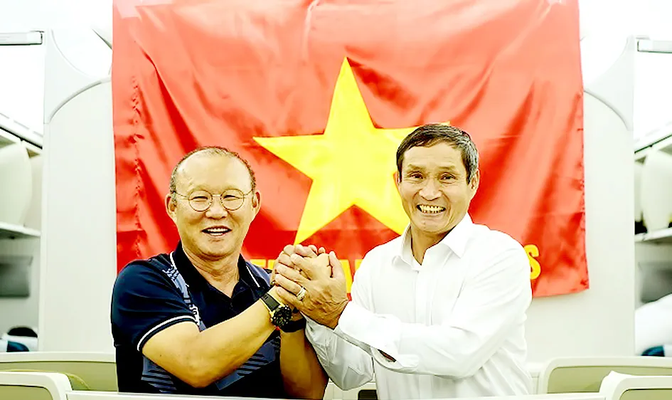 HLV Park Hang-seo và HLV Mai Đức Chung