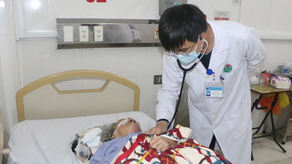 Bác sĩ thăm khám cho một bệnh nhân cao tuổi bị ngộ độc khí than do sưởi ấm