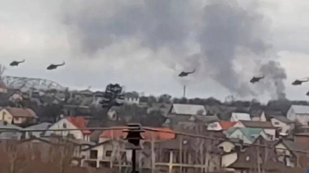 Dàn trực thăng Mi-8 của Nga tấn công căn cứ không quân Gostomel ở ngoại ô thủ đô Kiev, Ukraine. Ảnh: D.M