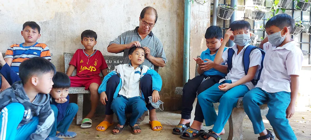 Ông Nhật chăm sóc các cháu mồ côi tại căn nhà của mình