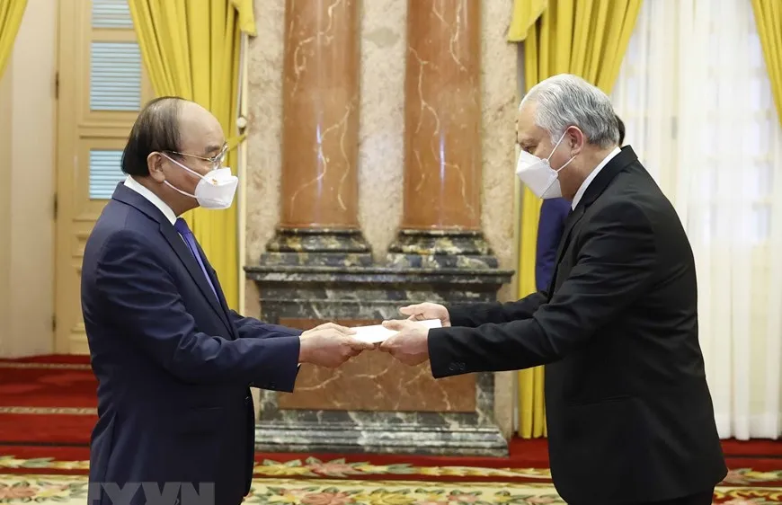 Chủ tịch nước Nguyễn Xuân Phúc nhận Quốc thư của Đại sứ Guatemala Carlos Humberto Jiménez Licona. Ảnh: TTXVN