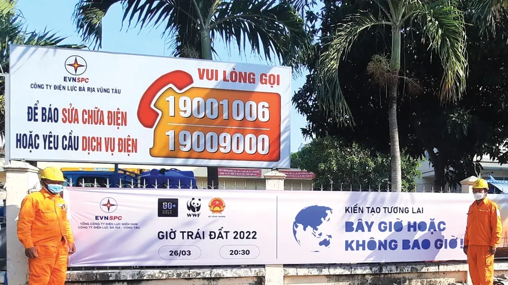 Băng rôn tuyên truyền Giờ Trái đất 2022 trước trụ sở Công ty Điện lực Bà Rịa - Vũng Tàu