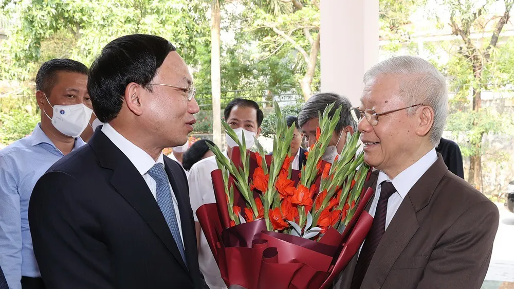 Bí thư Tỉnh ủy Quảng Ninh Nguyễn Xuân Ký tặng hoa chào mừng Tổng Bí thư Nguyễn Phú Trọng đến thăm, làm việc với nhân dân và lãnh đạo tỉnh Quảng Ninh. Ảnh: TTXVN