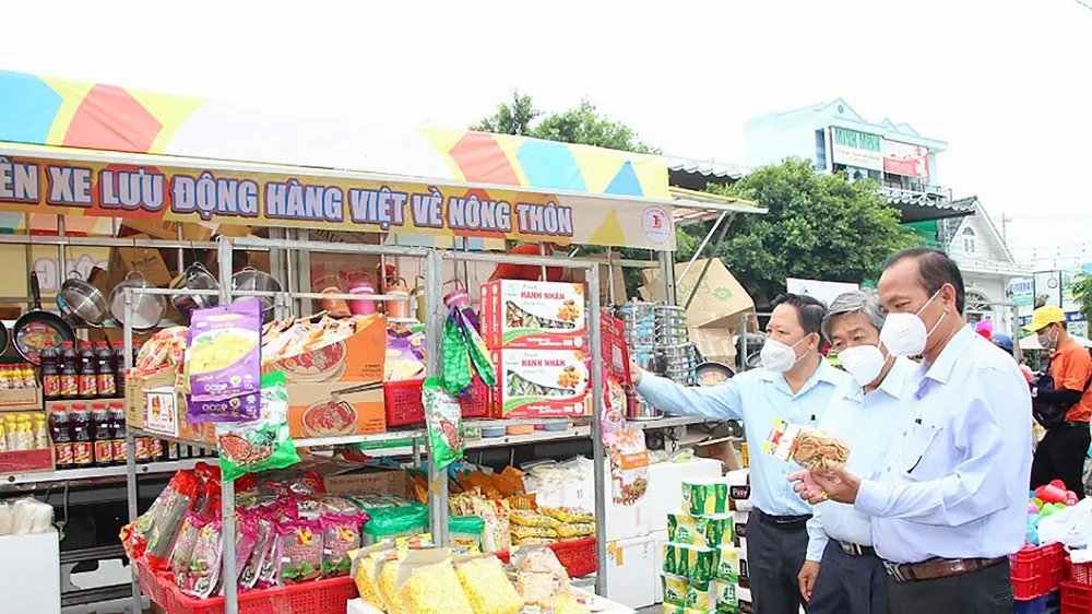 Phiên chợ hàng Việt về nông thôn tại An Giang 