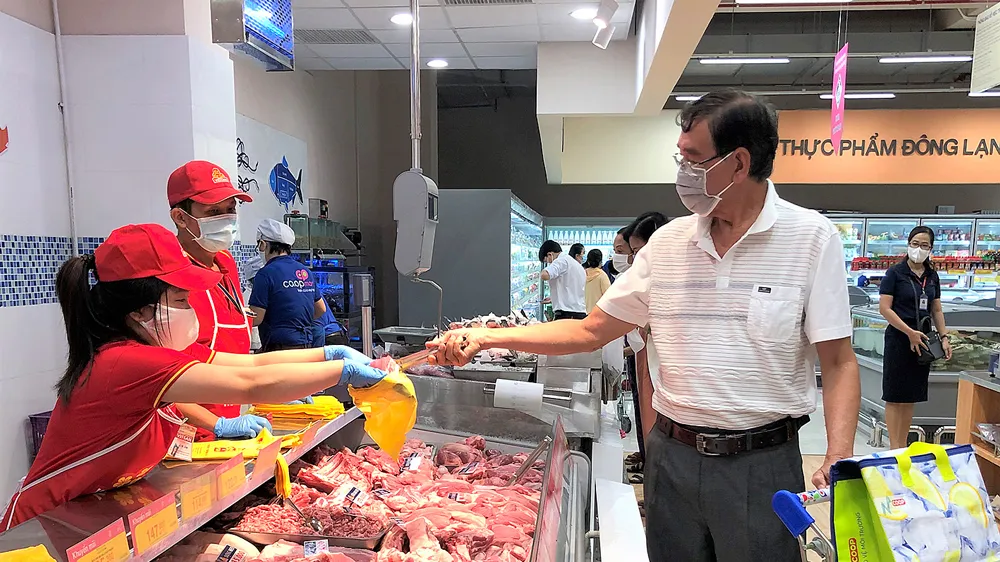 Hàng hóa giảm giá thu hút người tiêu dùng