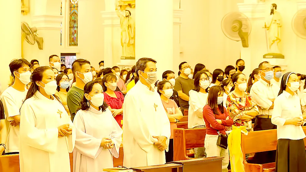Giáo dân làm lễ ở Nhà thờ Tân Định tối 17-4. Ảnh: VĂN MINH