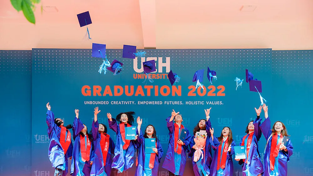 Sinh viên Trường ĐH Kinh tế TPHCM vui mừng khi được nhận bằng tốt nghiệp sau thời gian dài bị ảnh hưởng của dịch Covid-19 