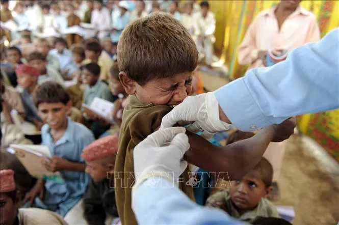 Nhân viên y tế tiêm vaccine phòng viêm gan cho các em nhỏ tại Kandkot, tỉnh Sindh, miền Nam Pakistan. Ảnh tư liệu: AFP/TTXVN