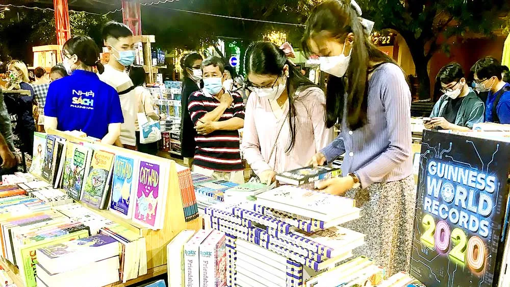 Chọn mua sách tại Ngày Sách và Văn hóa đọc Việt Nam lần 1 tại phố đi bộ Nguyễn Huệ. Ảnh: DŨNG PHƯƠNG