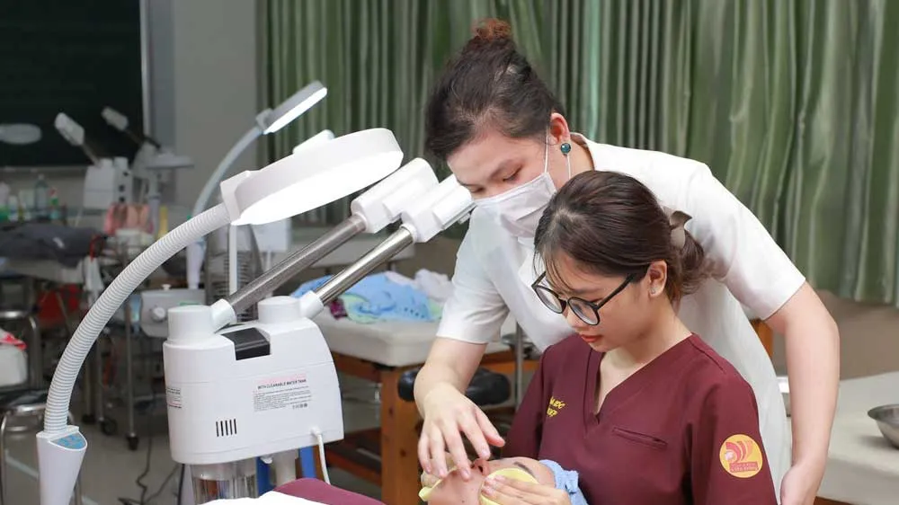Học sinh ngành chăm sóc sắc đẹp Trường Cao đẳng Viễn Đông trong giờ học thực hành