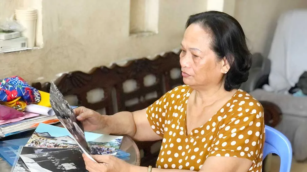 Cô Nguyễn Thị Hồng và những tấm hình được chụp tại căn cứ rừng Lộc Ninh