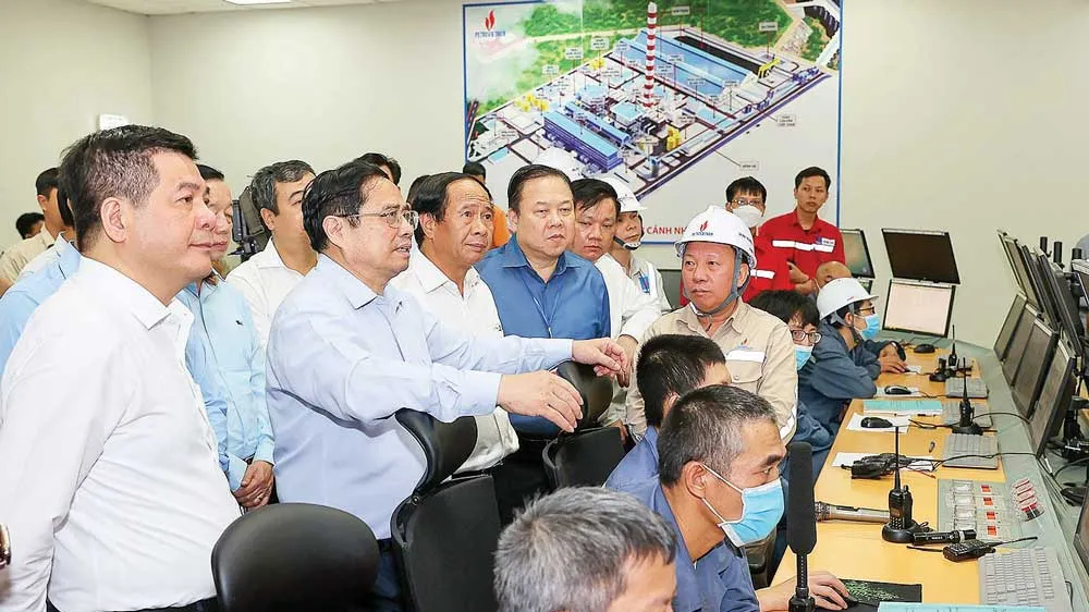 Thủ tướng Phạm Minh Chính thăm hỏi cán bộ, công nhân viên đang triển khai dự án Nhiệt điện Thái Bình 2 vào sáng 8-5. Ảnh: VIẾT CHUNG