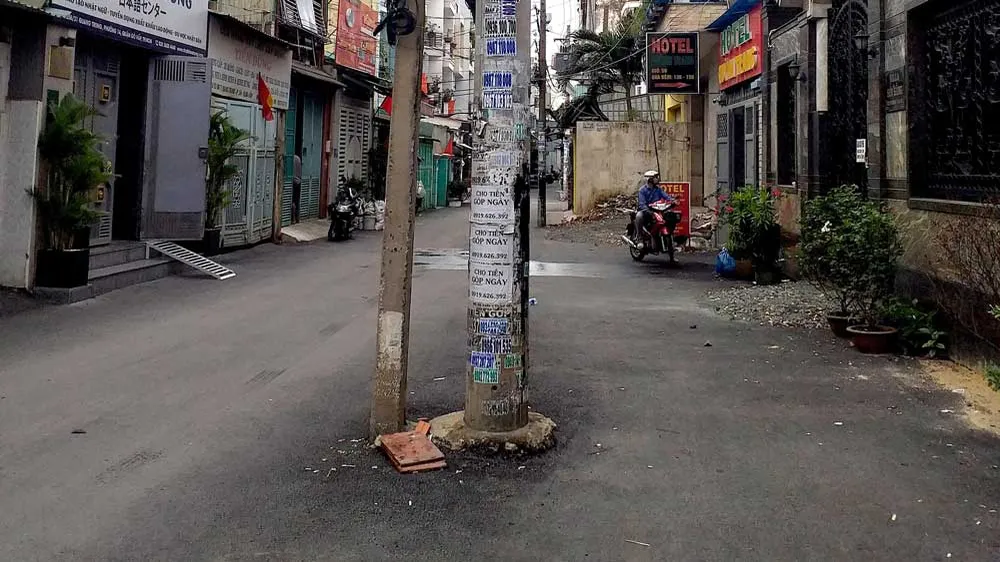 Cột điện giữa hẻm