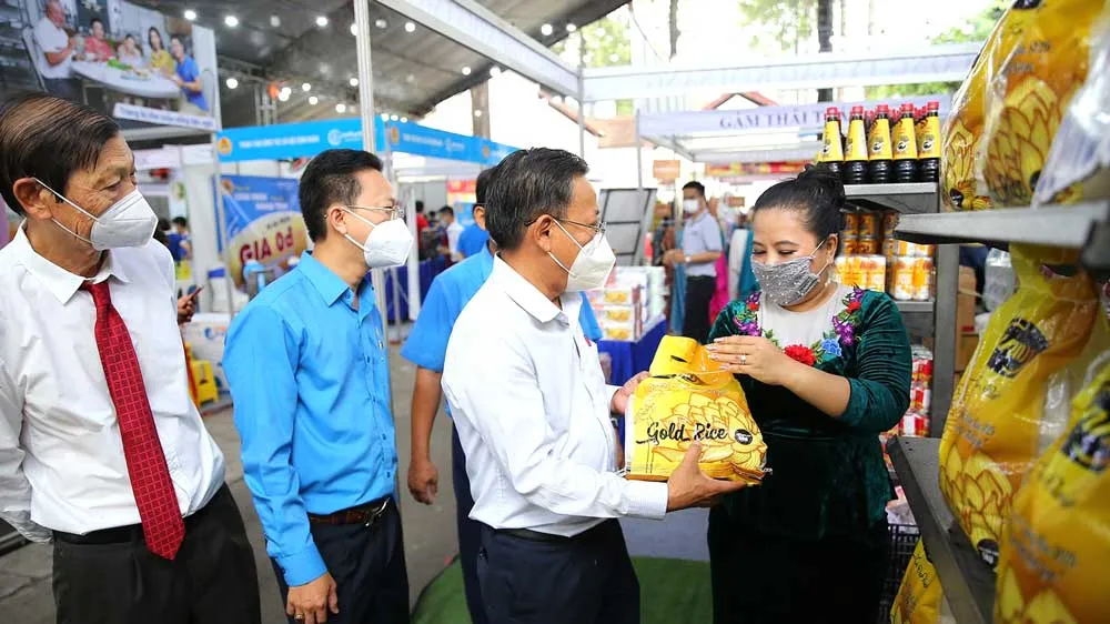 Lãnh đạo TPHCM khảo sát các gian hàng, chất lượng hàng hóa bán tại các phiên chợ nghĩa tình để đảm bảo hàng đến tay công nhân lao động là hàng chất lượng cao