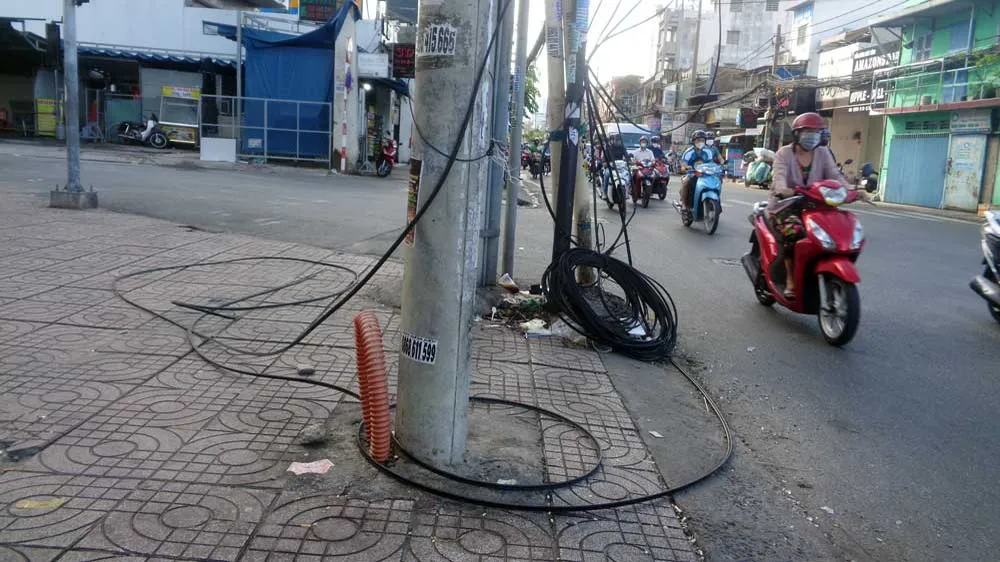 Dây cáp treo lủng lẳng, gây nguy hiểm cho người đi đường