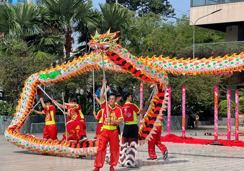 Du khách thưởng thức chương trình biểu diễn nghệ thuật Lân – Sư – Rồng tại Quảng trường Garden Mall. Ảnh: thanhuytphcm