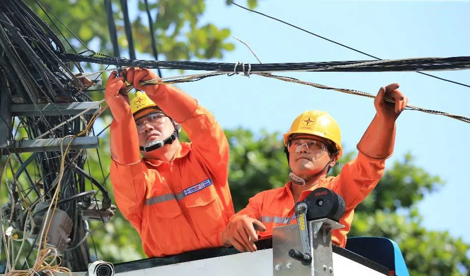 Nhân viên điện lực kiểm tra hệ thống điện để kịp thời phát hiện, khắc phục những bất thường